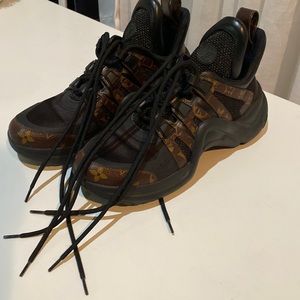 Louis Vuitton ladies size 39 US size 9 sneakers tennis shoe monogram logo shoes